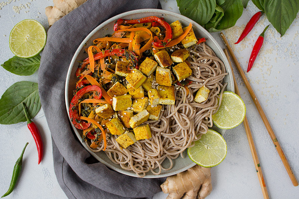 Gemüsepfanne mit Tofu und Sobanudeln – Froyda Gemüsepfanne mit Tofu und Sobanudeln – Froyda