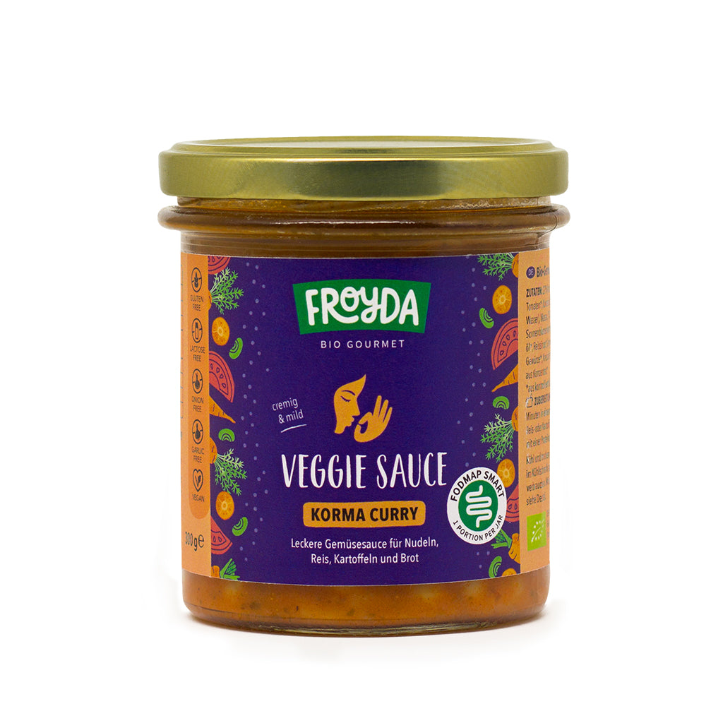 Ein Glas Veggie Sauce Korma Curry auf weißem Hintergrund. Leckere Gemüsesauce für Nudeln, Reis, Kartoffeln und Brot.