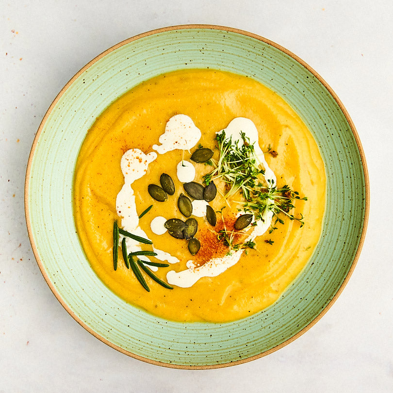 Froyda Kartoffelsuppe in Schüssel (Serviervorschlag). Cremige Bio-Kartoffelsuppe mit Rosmarin und Petersilie. Aus frischen Bio-Zutaten, 100% pflanzlich, ohne künstliche Zusatzstoffe, ohne Kristallzucker, zubereitet in nur drei Minuten, ungekühlt über ein Jahr haltbar. Laktosefrei, glutenfrei, fruktosearm, FODMAP-arm bzw. low FODMAP, ohne Zwiebeln, ohne Knoblauch. 