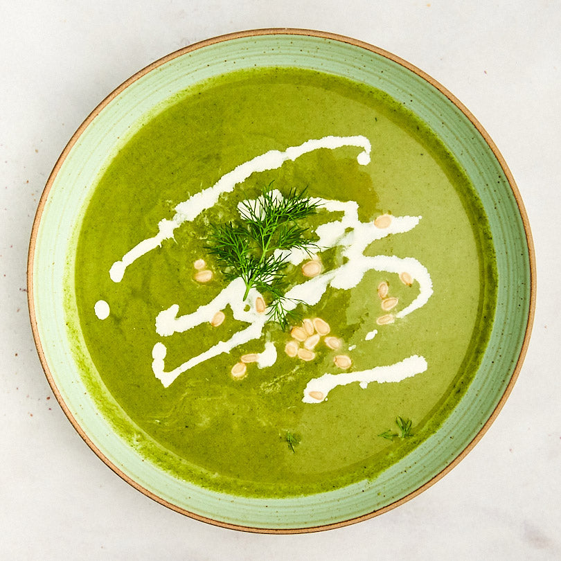 Froyda Supergreens Suppe in Schüssel (Serviervorschlag). Cremige Bio-Gemüsesuppe aus Brokkoli, Spinat, Fenchel und Dill. 400 ml pro Glas. Aus frischen Bio-Zutaten, 100% pflanzlich, ohne künstliche Zusatzstoffe, ohne Kristallzucker, zubereitet in nur drei Minuten, ungekühlt über ein Jahr haltbar. Laktosefrei, glutenfrei, fruktosearm, FODMAP-arm bzw. low FODMAP, ohne Zwiebeln, ohne Knoblauch.